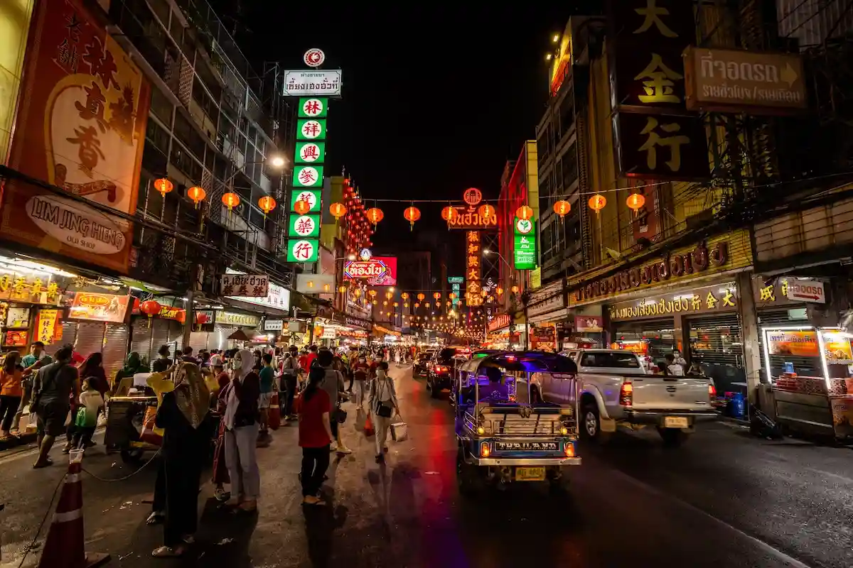 Néons de Yaowarat la nuit