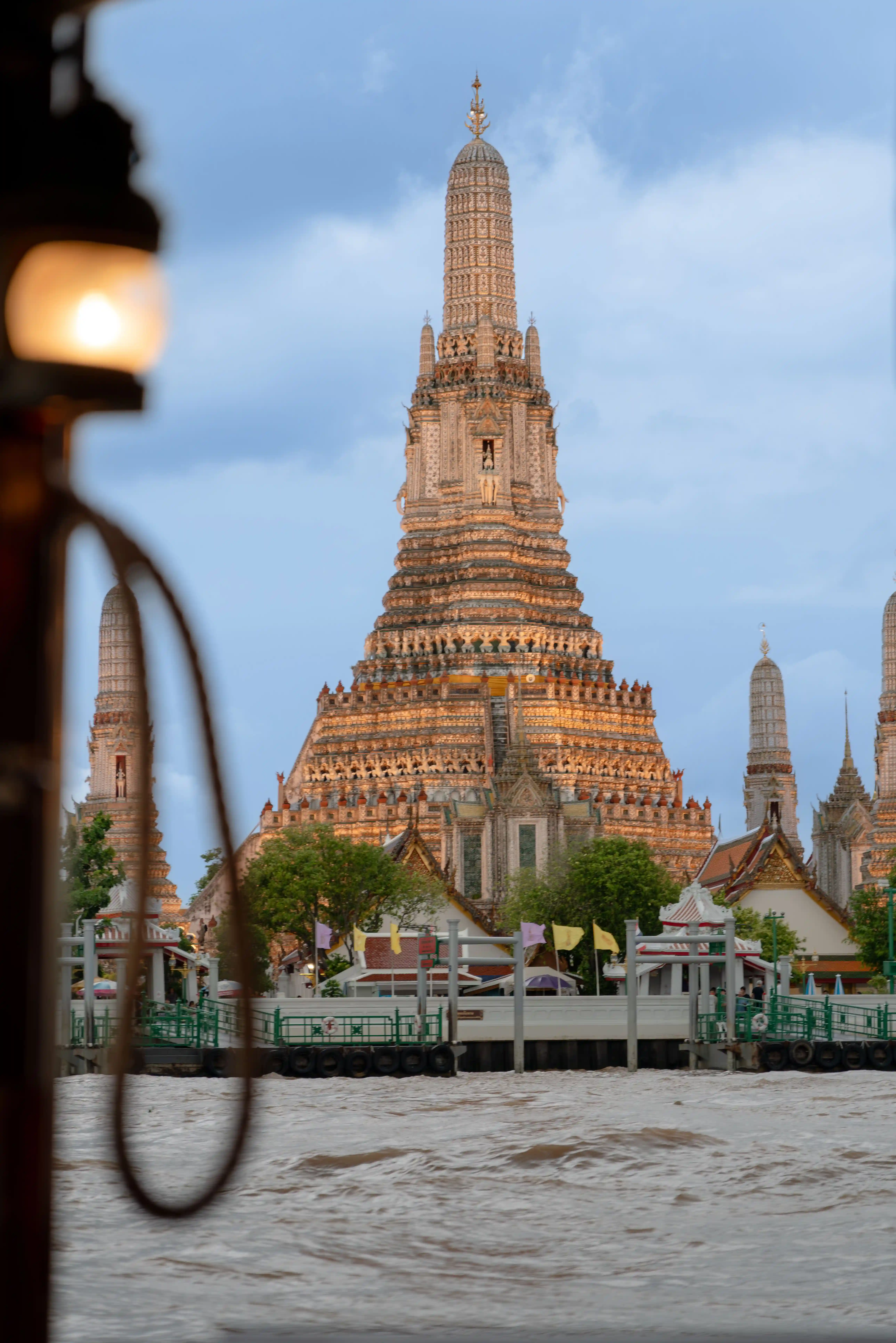 Wat Arun depuis le fleuve Chao Phraya