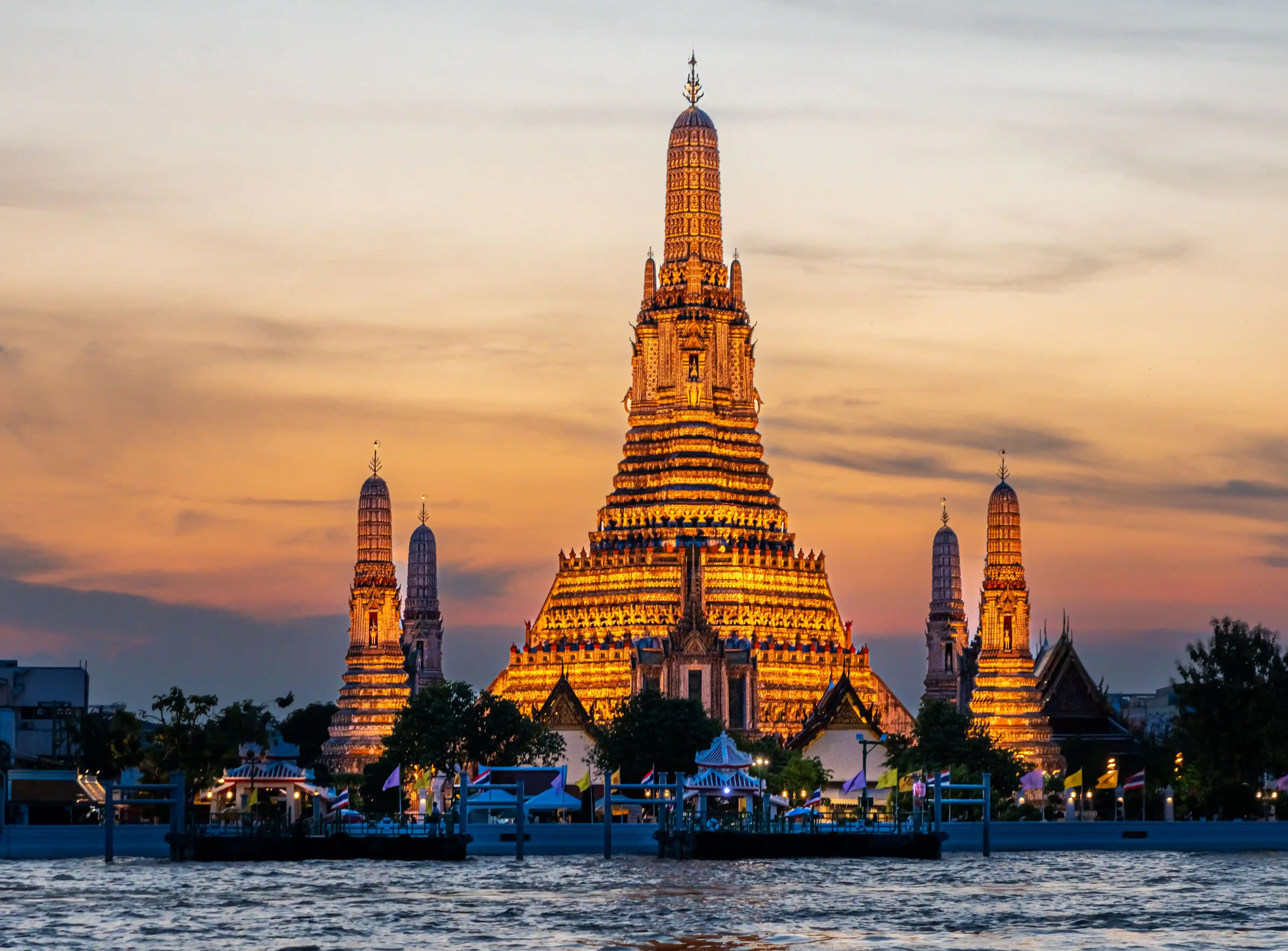 Wat Arun au bord du Chao Phraya à Bangkok