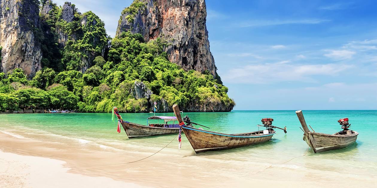 Krabi - bateau longtail devant les îles