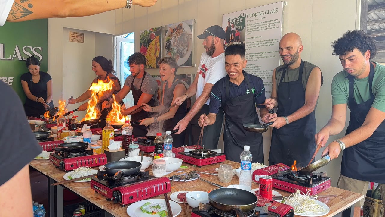 Participants cuisinant ensemble pendant le cours Long's Kitchen