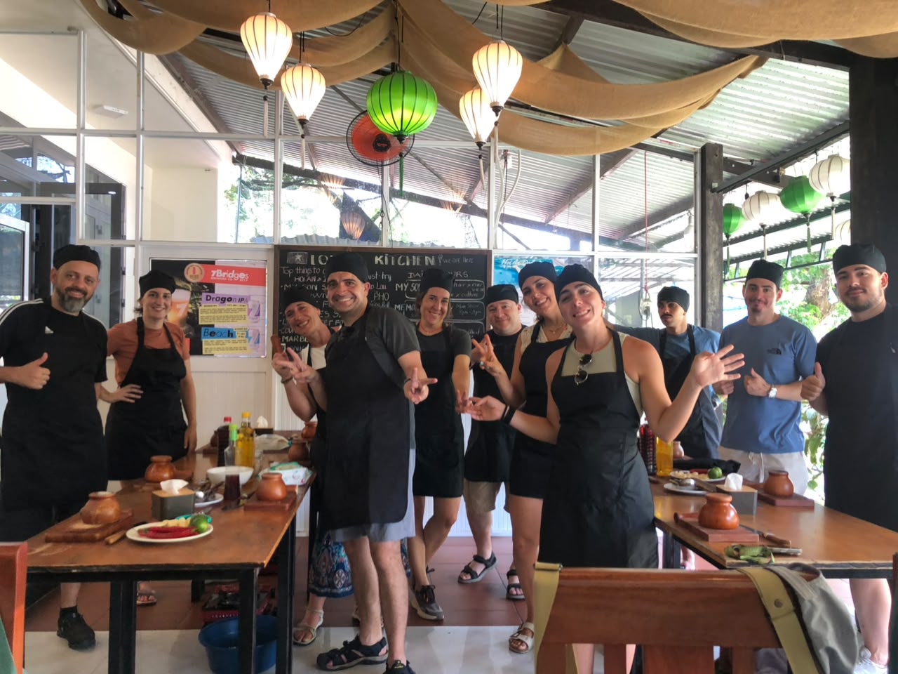 Groupe de participants autour de la table chez Long's Kitchen