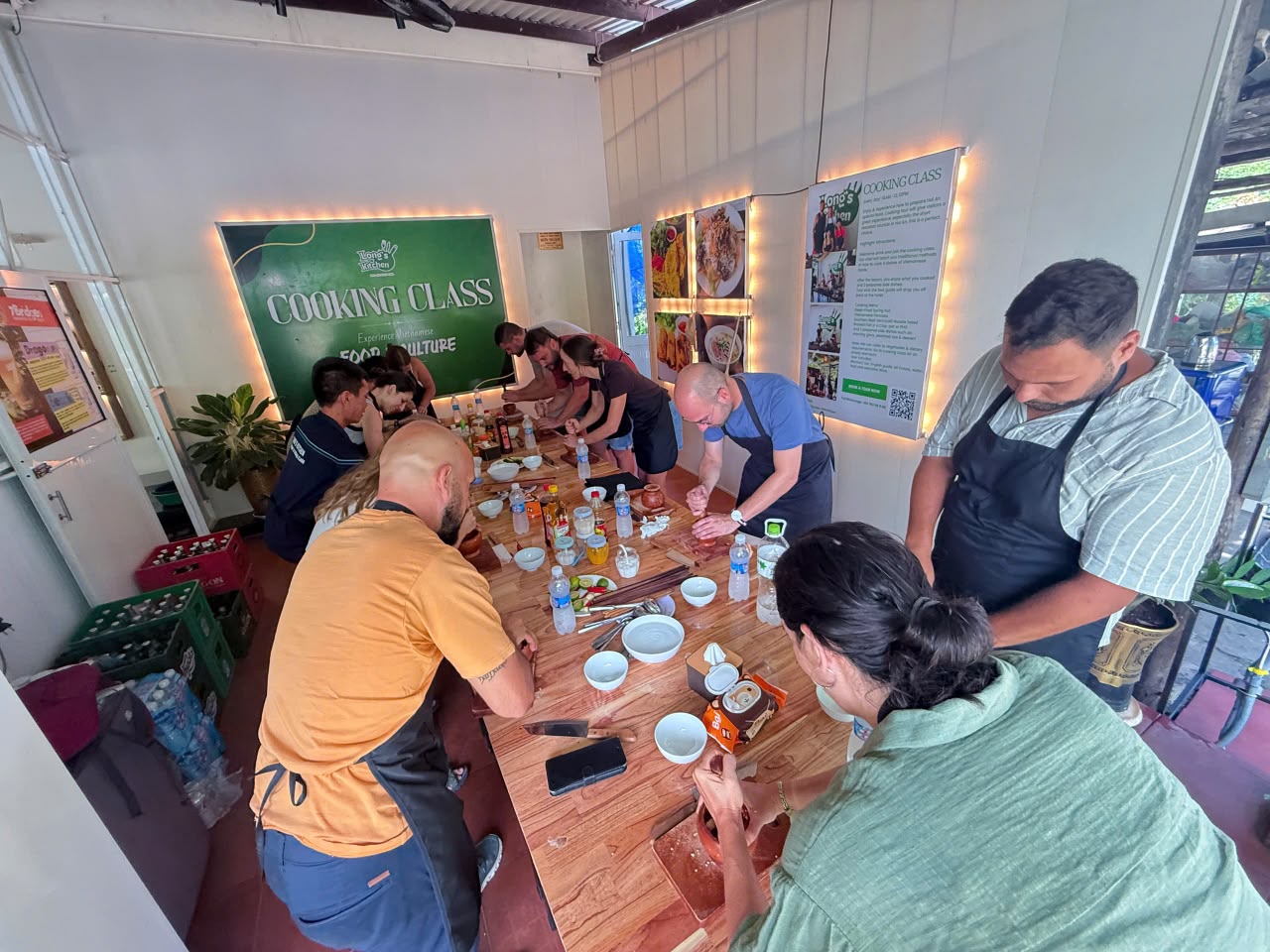 Participants cuisinant ensemble chez Long's Kitchen