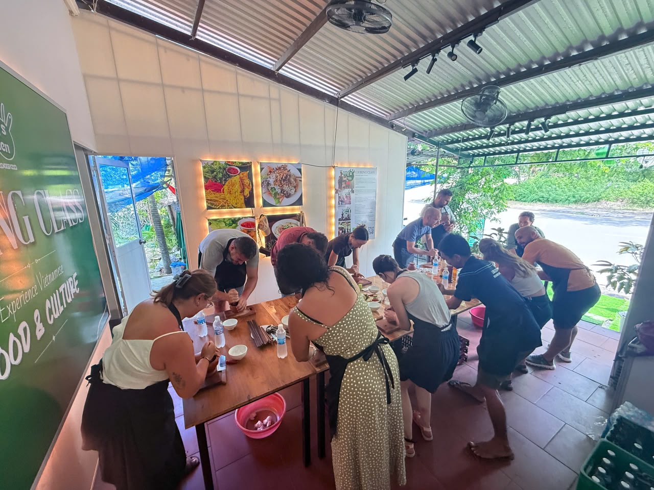 Participants préparant les ingrédients pendant le cours