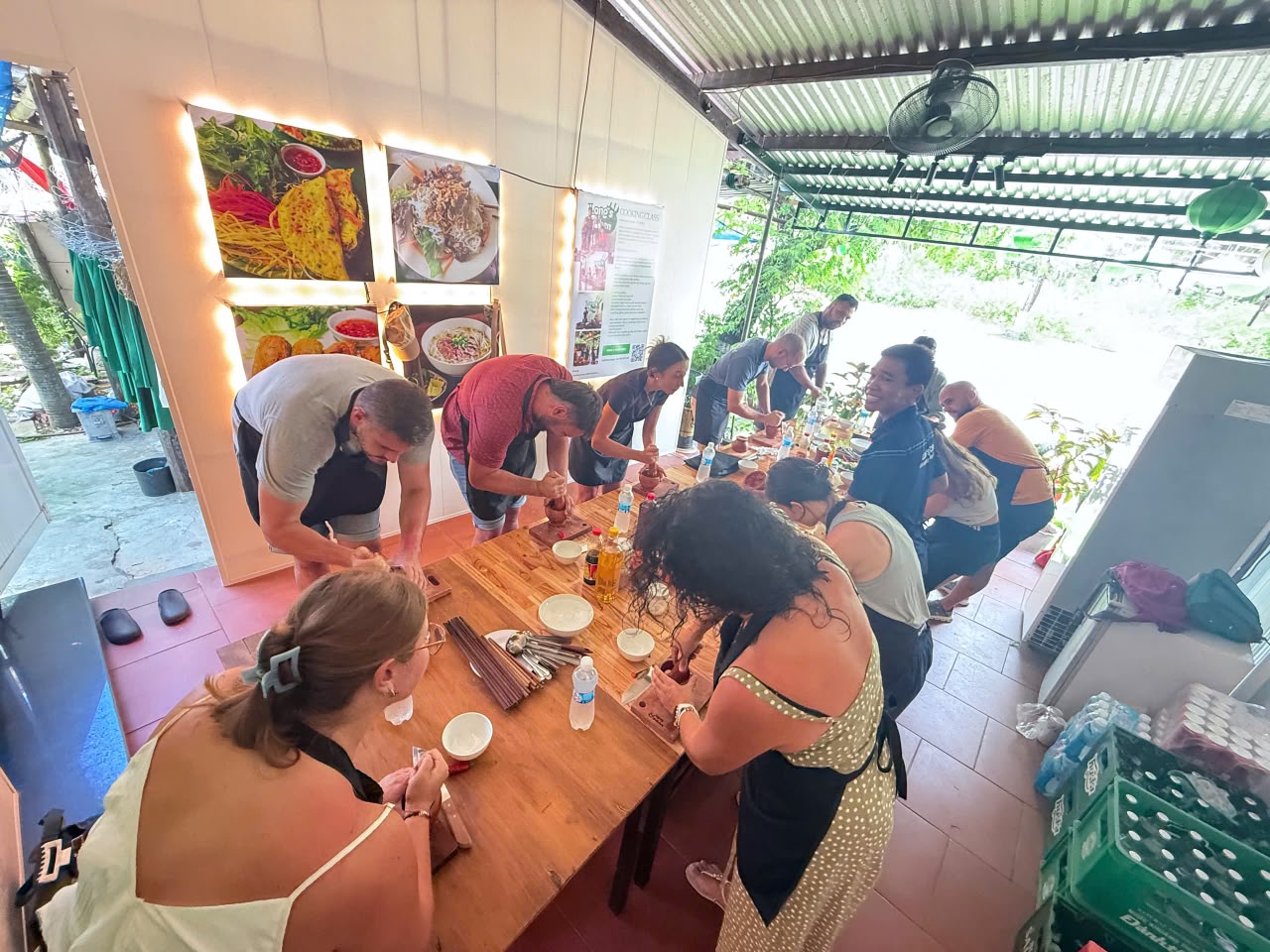 Participants réunis autour de la préparation du repas