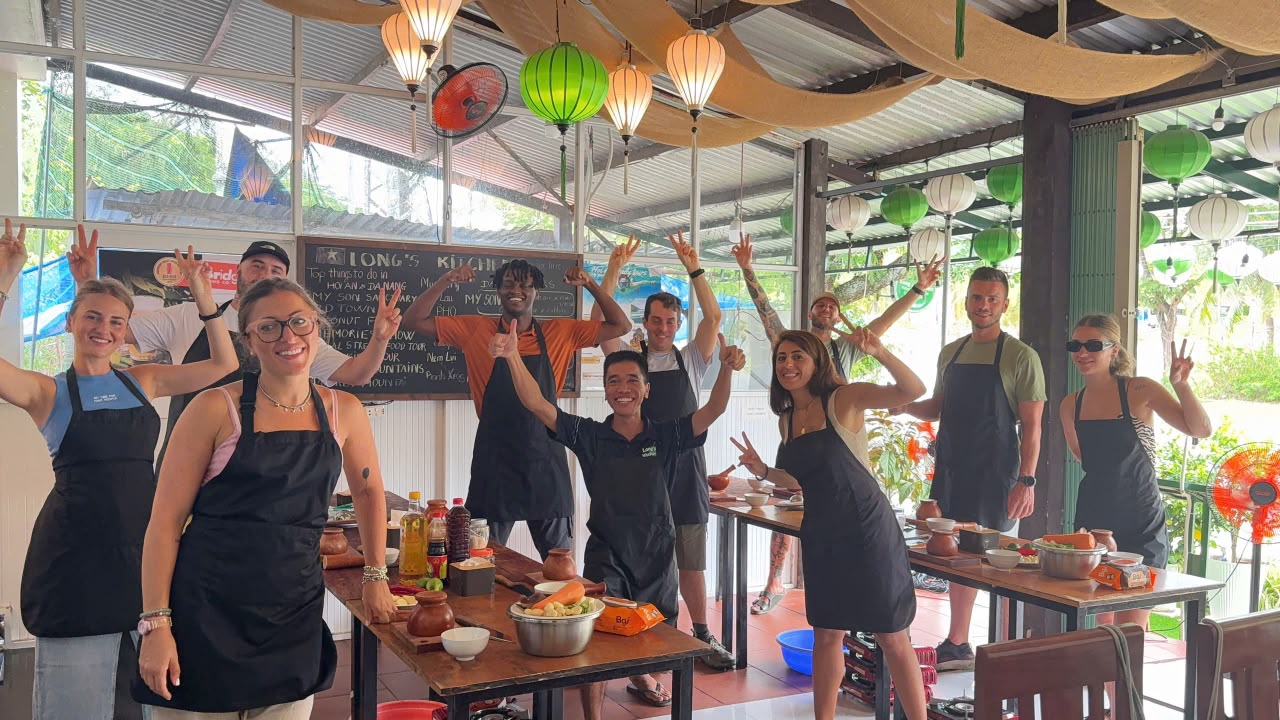 Groupe de participants pendant un cours de cuisine vietnamienne chez Long's Kitchen à Hội An